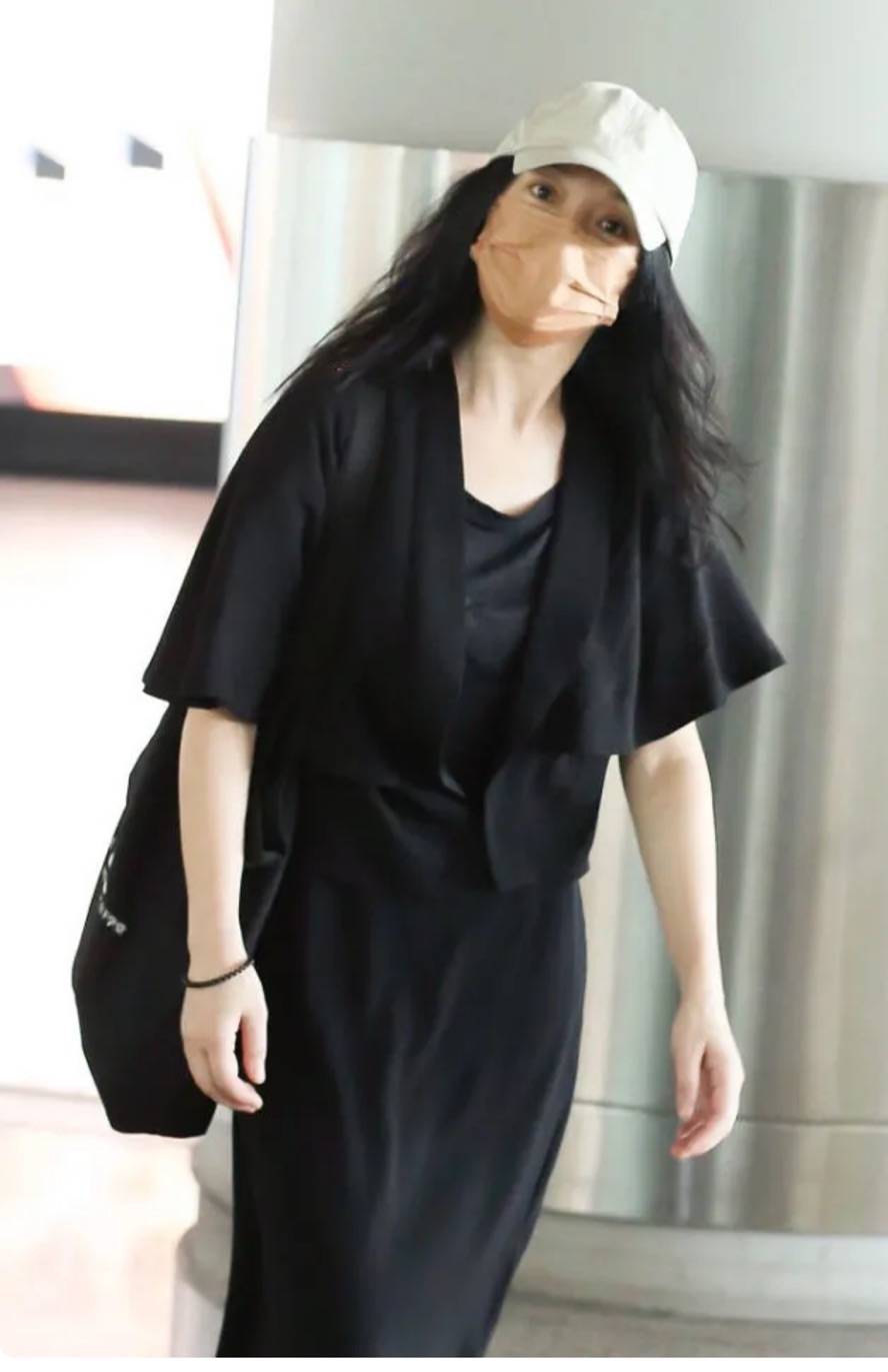 显得|在机场拍到周迅，不修图腹部凹陷，驼背走路踩平底凉鞋像老太太！