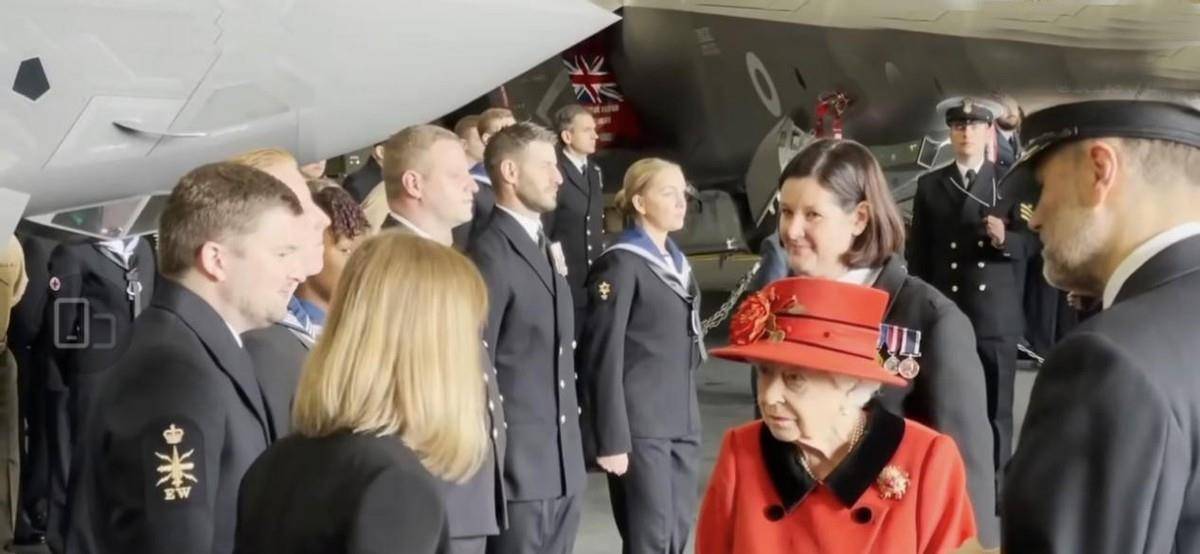 养人|女王成功走出亲王离世阴影,穿红大衣戴丈夫情物,笑容满面心情好