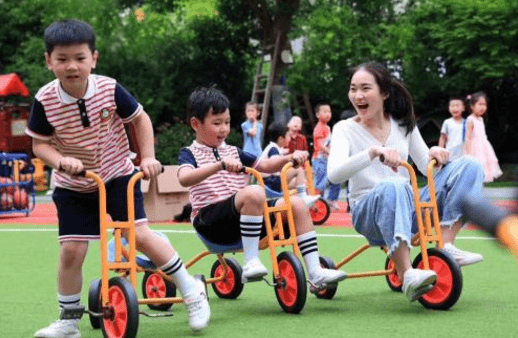 家长|幼儿园或将延迟到6点放学，父母接娃不用愁？新的问题更尖锐