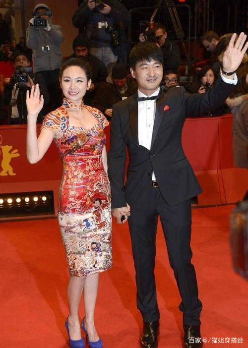 曲线|程莉莎穿旗袍提气质，手挽郭晓夏走红毯曲线真美，被浪姐淘汰可惜