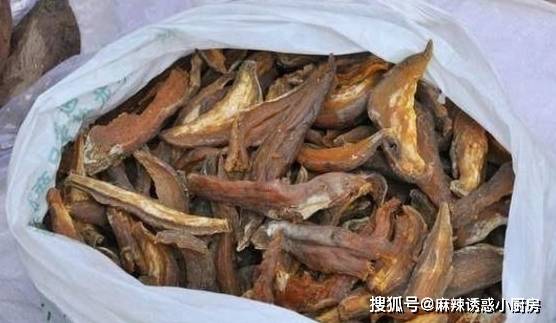 因为|大爷路边卖“罕见小吃”,一斤15元,顾客:现在这种小吃不多见了