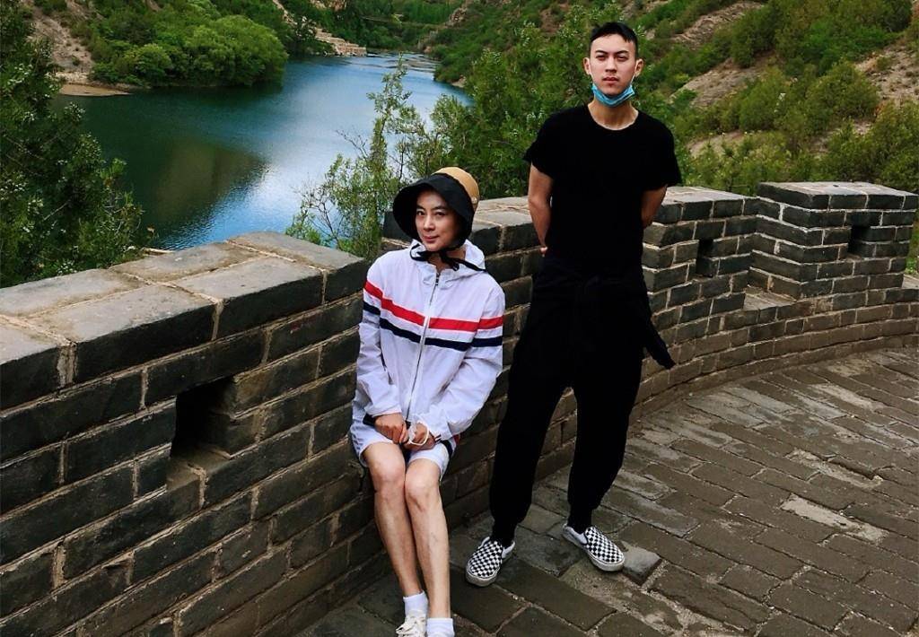 显得|58岁李玲玉活动生图曝光，穿婆婆衫配半身裙，满脸浮粉难掩脖颈纹