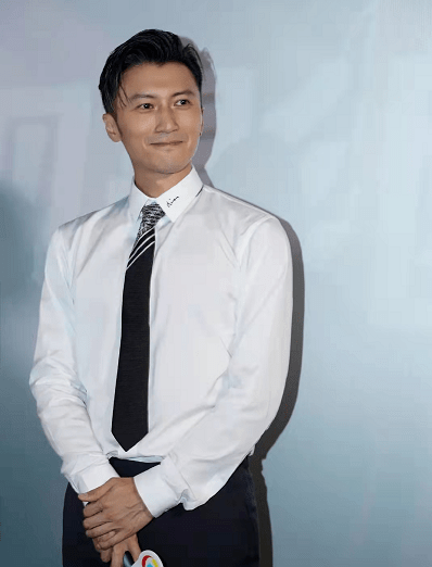 原创41岁谢霆锋帅成型男标杆戴耳钉出席活动一点不油腻真羡慕王菲