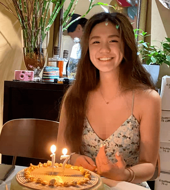 设计|钟镇涛17岁女儿穿衣好大胆！深v吊带碎花裙配大波浪，酒窝笑超甜