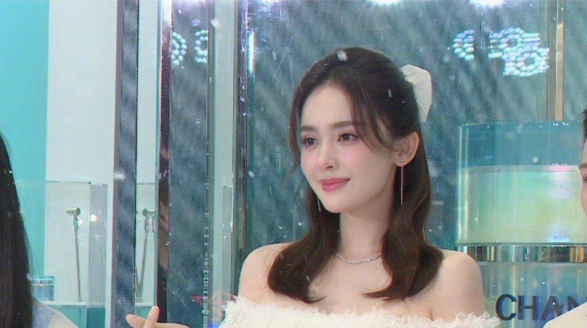 漂亮|古力娜扎现身商场活动，一袭抹胸白裙亮相吸引粉丝眼光