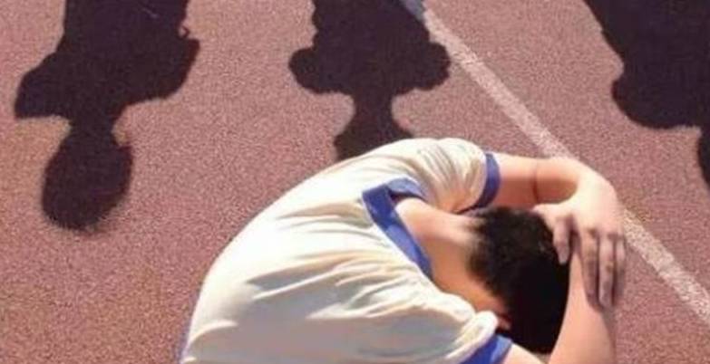 13岁女儿突然走路叉腿,母亲晚上悄悄掀开被子,泪水止也止不住