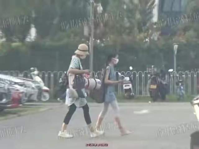 身材|袁泉母女罕被拍,11岁女儿比例惊人模样太像夏雨,千元羽毛球抢镜