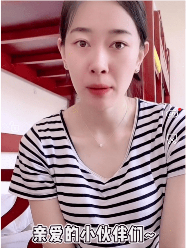 进行|冠军孙一文真悠闲！条纹衫都能穿出高级感，自带巨星气场真该火