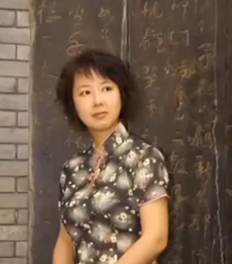 漂亮|90岁奶奶一生爱漂亮，躺在病床也要穿漂亮衣服！用窗帘做百件旗袍