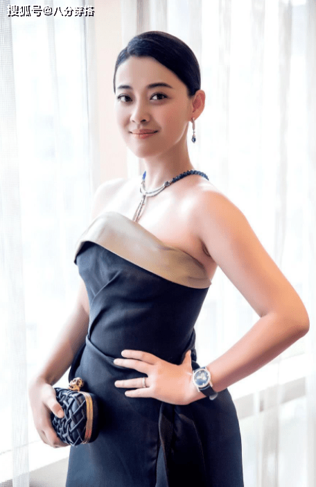 身材|梅婷的气质感“绝”了，黑西装配酒红色半身裙知性干练，成熟优雅