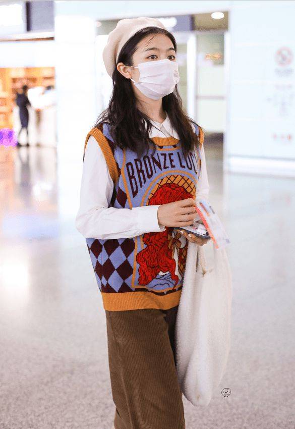 背心|李兰迪身穿黄色外套显孩子气和少女感
