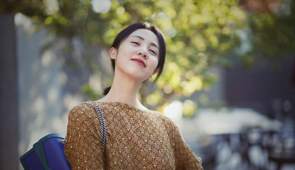 风头|时隔12年正式复出！孙莉穿喇叭裤现身新戏开机，戴渔夫帽抢尽风头