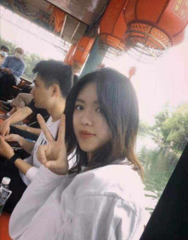 氛围|双金得主杨倩罕晒度假照,打扮随性姿势中二,淡妆出镜气质大变样