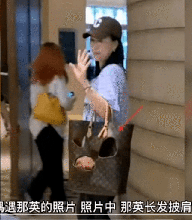 凹坑|那英现身发布会,脸凹凹坑坑皱纹又多,53岁不修图跟普通人一样!