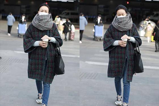 身材|那英走机场真气派，穿短裤挎3万包似“包租婆”，歌坛一姐不白叫