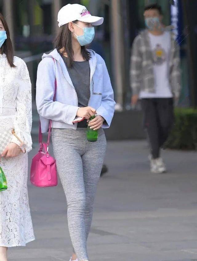 颜色|美丽十足的瑜伽裤穿搭端庄有气质，独显时尚女人的韵味，简单纯净