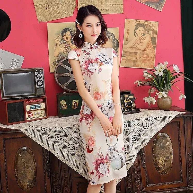 饰品|奔三奔四的女人,试试以下旗袍穿搭攻略,穿出自己的style