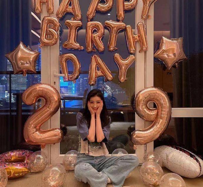 迪丽热巴|迪丽热巴下班独自庆生,穿T恤喇叭裤手摆29,鼻尖挂奶油更增特色