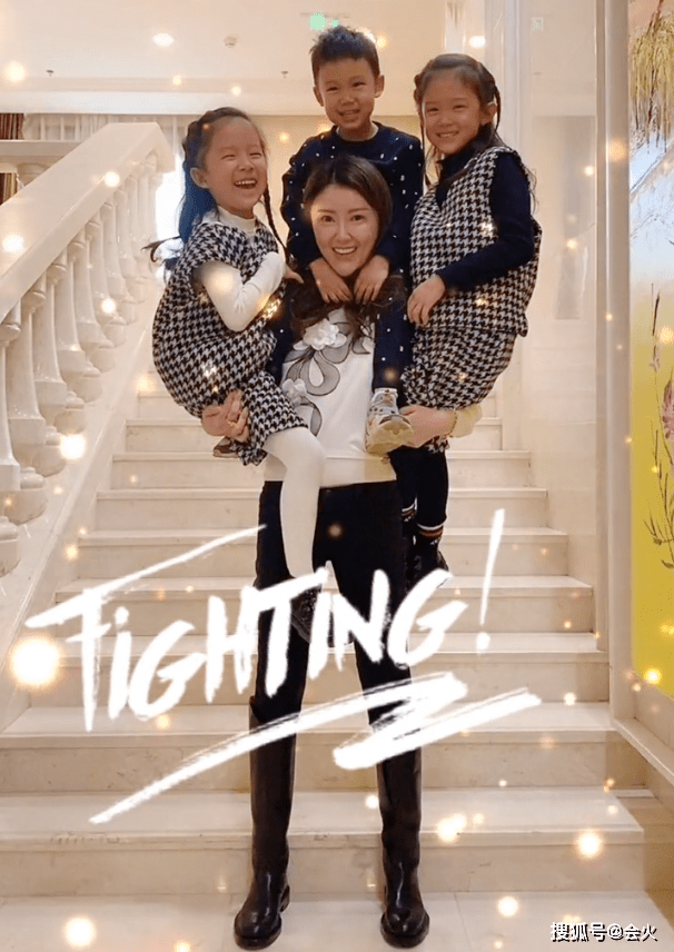 长裙|甘薇剪短发自拍心情大好！穿长裙露白嫩胳膊，镂空蕾丝风格显性感