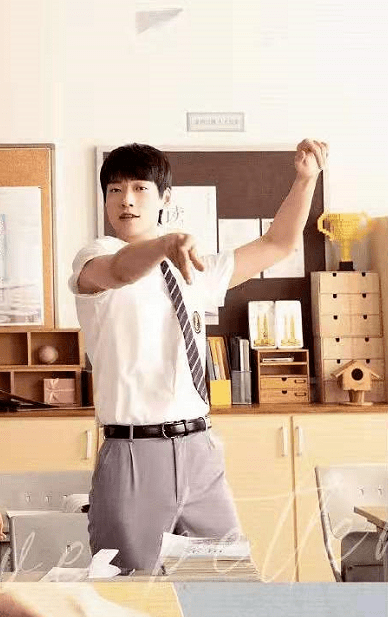 女王|赵丽颖蜕变成时尚女王！出演张杰MV女主角，穿百褶裙扮嫩美成校花