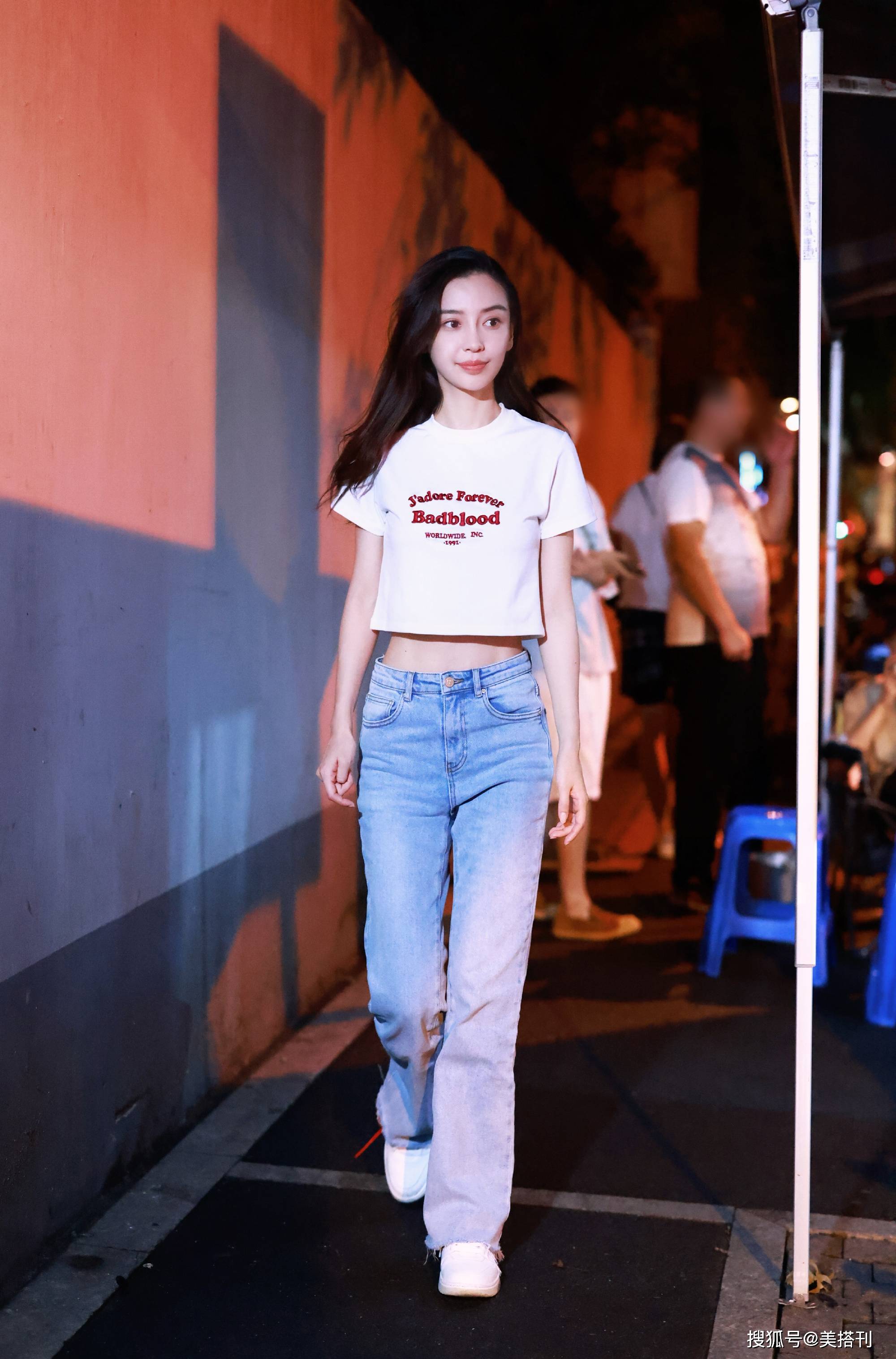 身材|baby迷上露腰装，一件牛仔裤穿四次，马甲线有了大长腿也不输超模