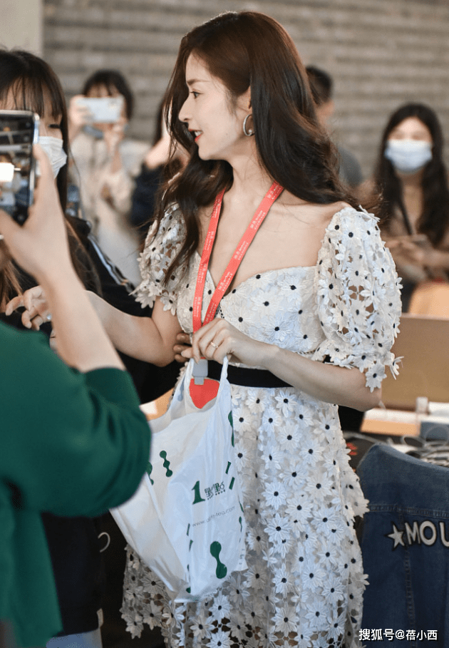 美眉|颖儿90斤的身材穿啥都不差,一袭低胸小白裙秀出好身材,让人羡慕