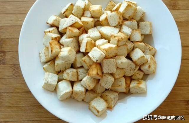 颜色|剩馒头怎样做才不浪费？大厨教你新吃法，不用一滴油，孩子抢着吃