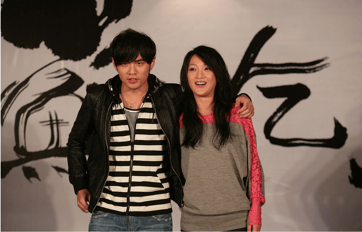 周迅长发更显嫩,穿带俏皮的时髦卫衣,和男明星站一起气势也不输