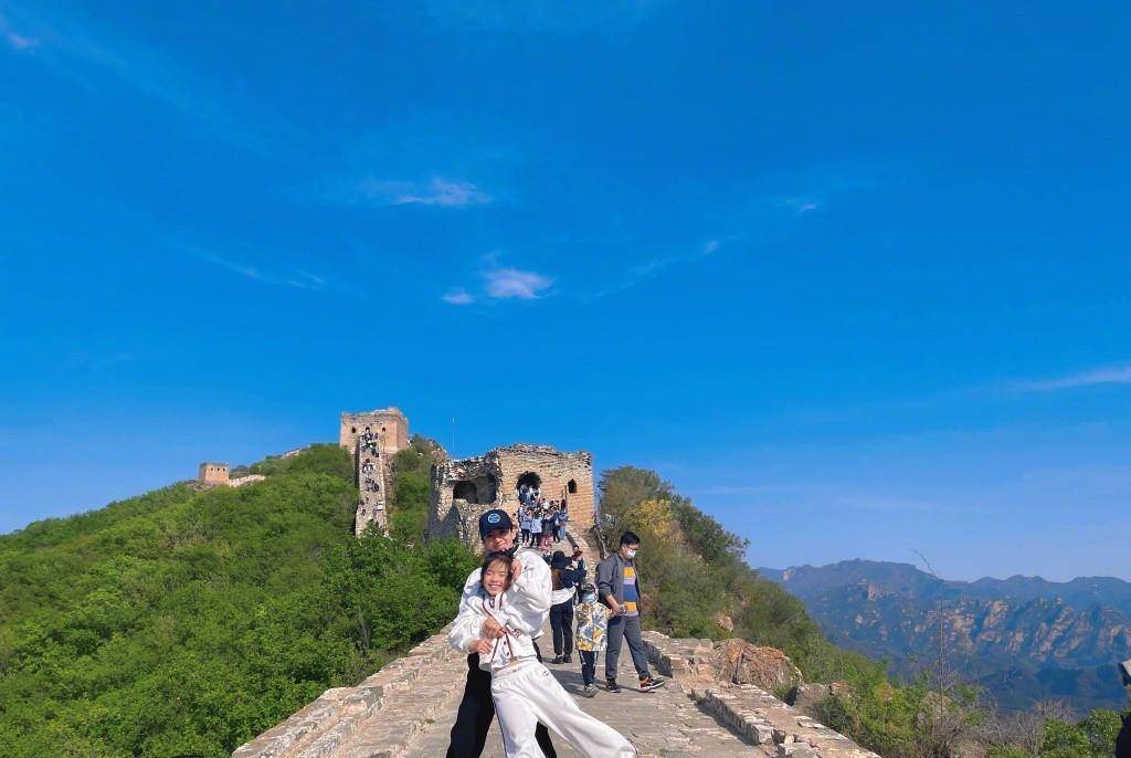 黄奕|黄奕带女儿爬长城，8岁夸张肤色被吐槽，妈妈打扮时髦女儿像村姑