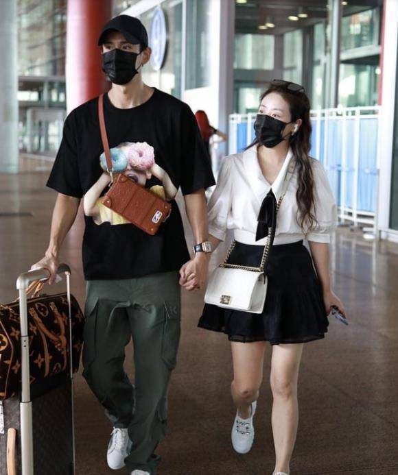 大陆|经超与娇妻小李琳现身机场，甜美又相爱