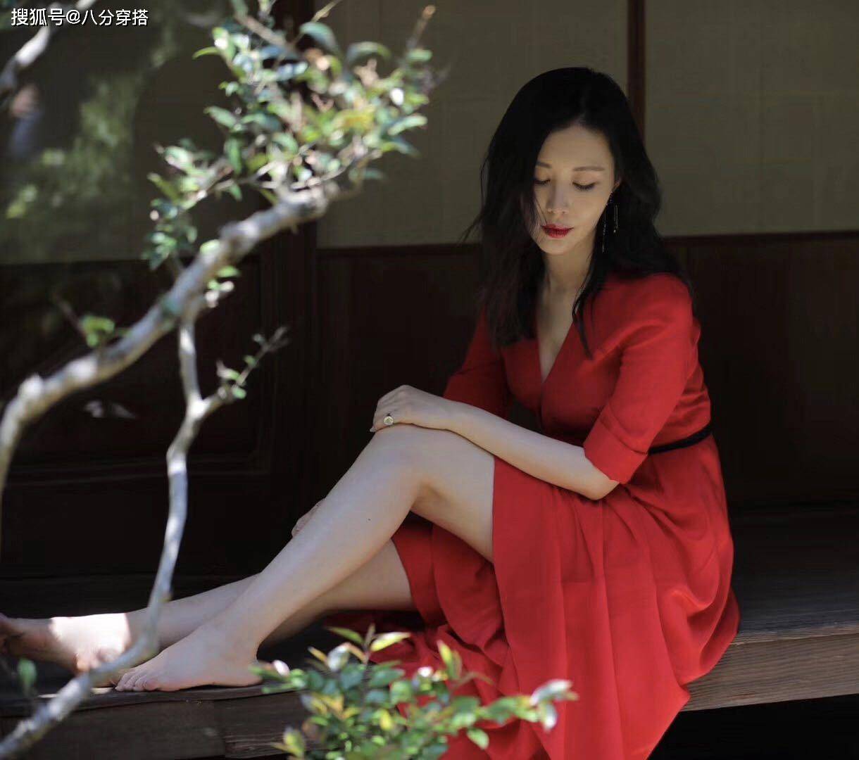 米白色|田朴珺不愧是“商圈女神”，一袭米白色蕾丝裙时髦精致，优雅温柔