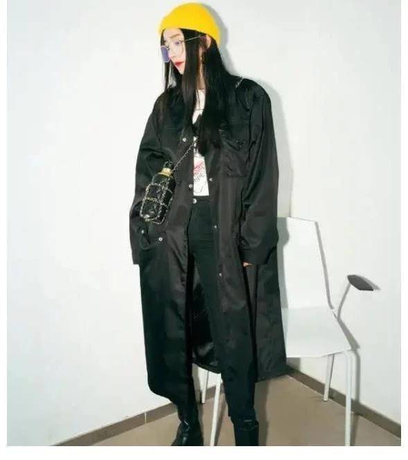 黑色|杨幂性感大片曝光！穿连体超短裤双腿又细又长，躺沙发上姿势妩媚