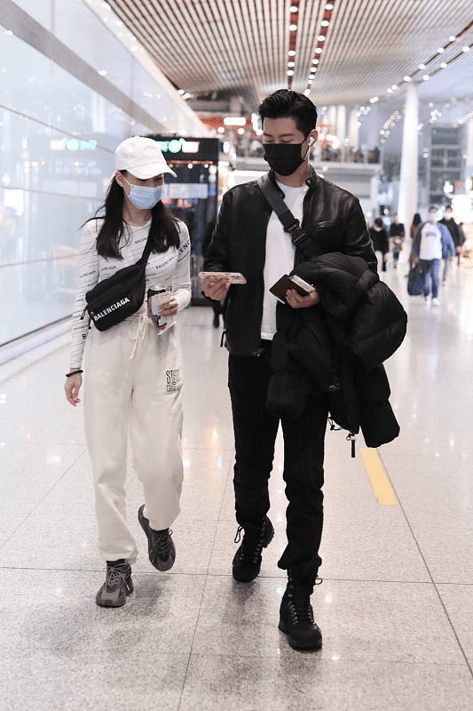 卫衣|赌王千金何超莲私服随性,紧身卫衣配高腰裤,一双长腿真晃眼