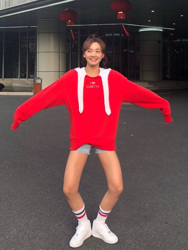 显得|吕小雨卫衣居然这么穿，打扮简直太可爱了