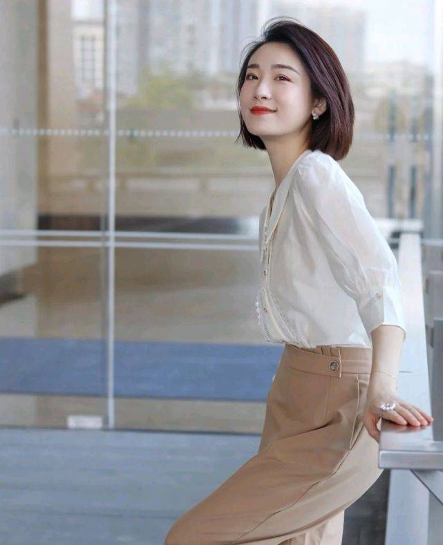 服装|上班的女孩该怎么打扮呢？简约穿搭就很有气场，干练又有女人味