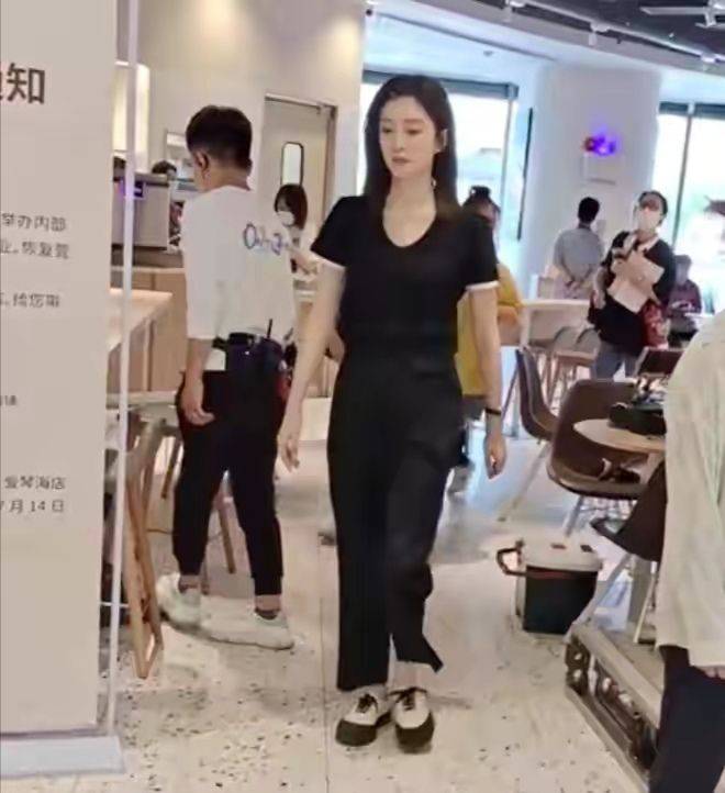 黑色|江疏影长得再漂亮，身材不好也是事实，穿紧身裙根本看不到腰啊？