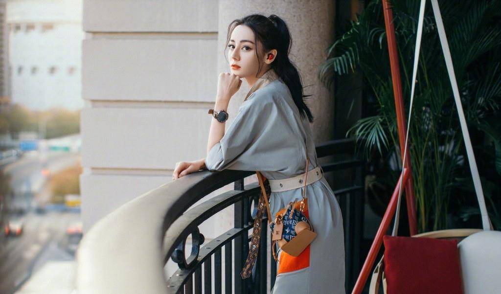 迪丽热巴|迪丽热巴下班独自庆生，穿T恤喇叭裤手摆29，鼻尖挂奶油更增特色