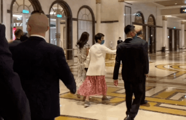 黑色|梁安琪现身度假村剪彩，穿碎花裙不敢踩高跟鞋，老了就该有老样！