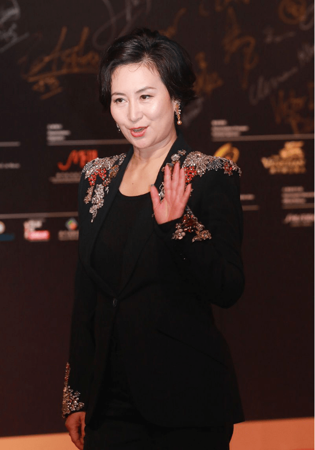 黑色|赌王二房长女有才有貌，穿黑衣也要加宝石点缀，真是美得足够张扬
