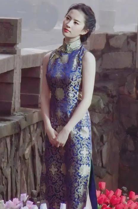 花布|刘亦菲终于对旗袍下手了，看她穿上效果后：男粉眼睛都看直了