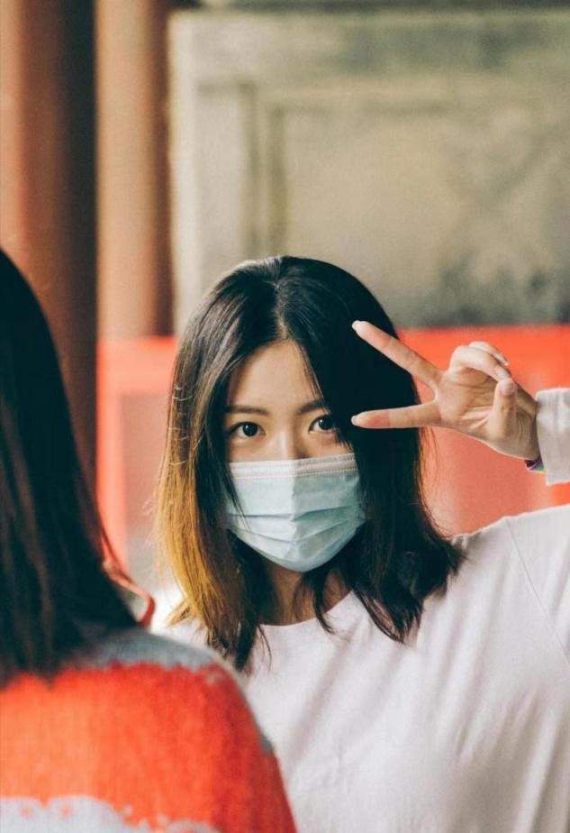 氛围|双金得主杨倩罕晒度假照，打扮随性姿势中二，淡妆出镜气质大变样