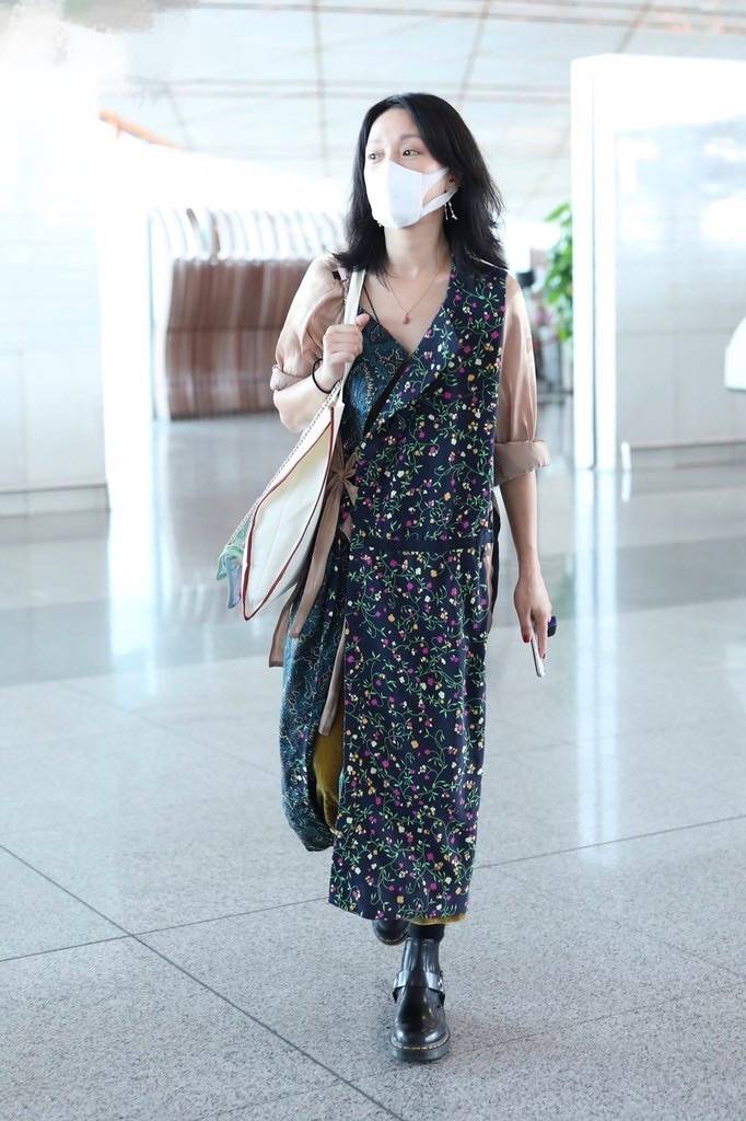 显得|在机场拍到周迅，不修图腹部凹陷，驼背走路踩平底凉鞋像老太太！