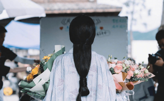 上衣|baby大秀马甲线,穿露脐上衣巴掌腰抢镜,四肢纤细少女感十足