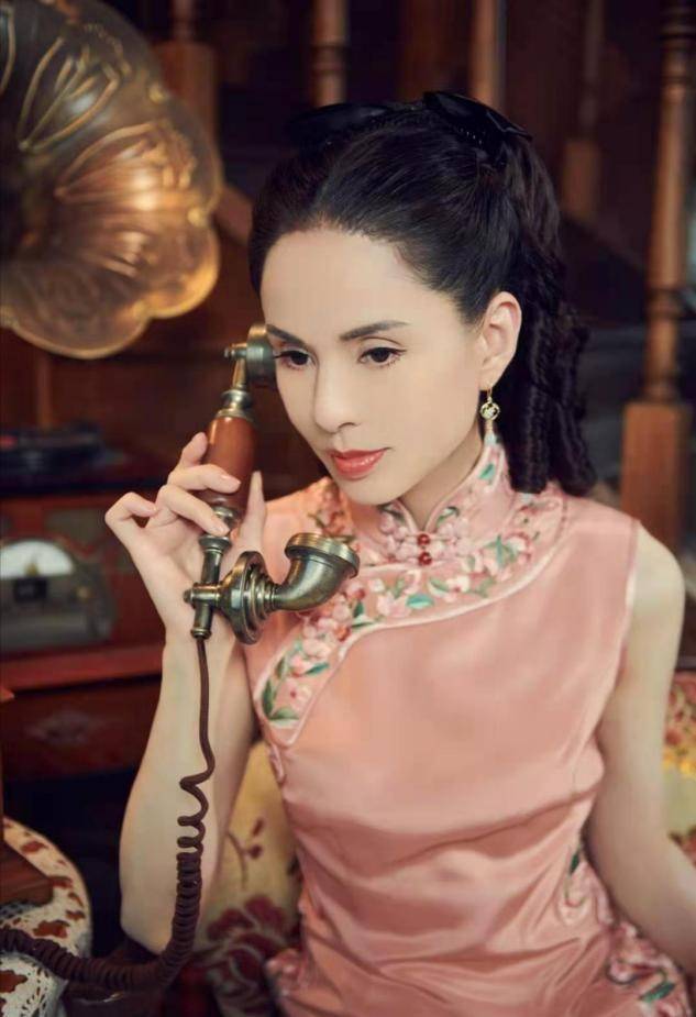 身材|54岁李若彤晒旗袍美照,修容过度像是假面人,发际线过高显男相