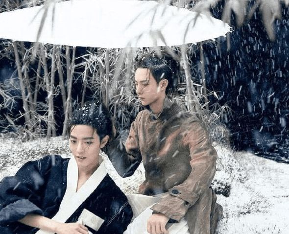 样子|男星古装撑伞造型,肖战、龚俊、宋亚轩,你最想和谁共撑一把伞?