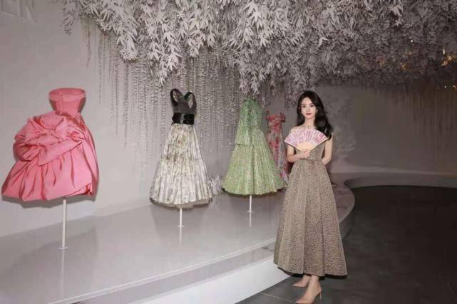 女王|赵丽颖蜕变成时尚女王！出演张杰MV女主角，穿百褶裙扮嫩美成校花