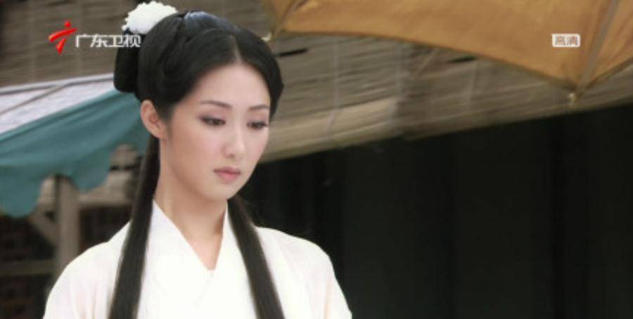 因为|和万茜郭京飞是同学,演过《回家的诱惑》,出道多年她却始终没火