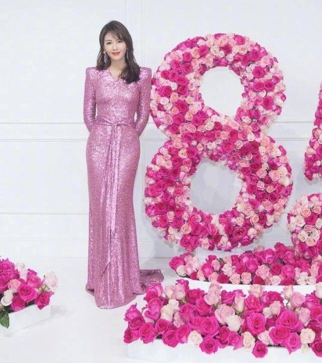 职场|刘涛粉色礼服参加活动，看起来很美少女
