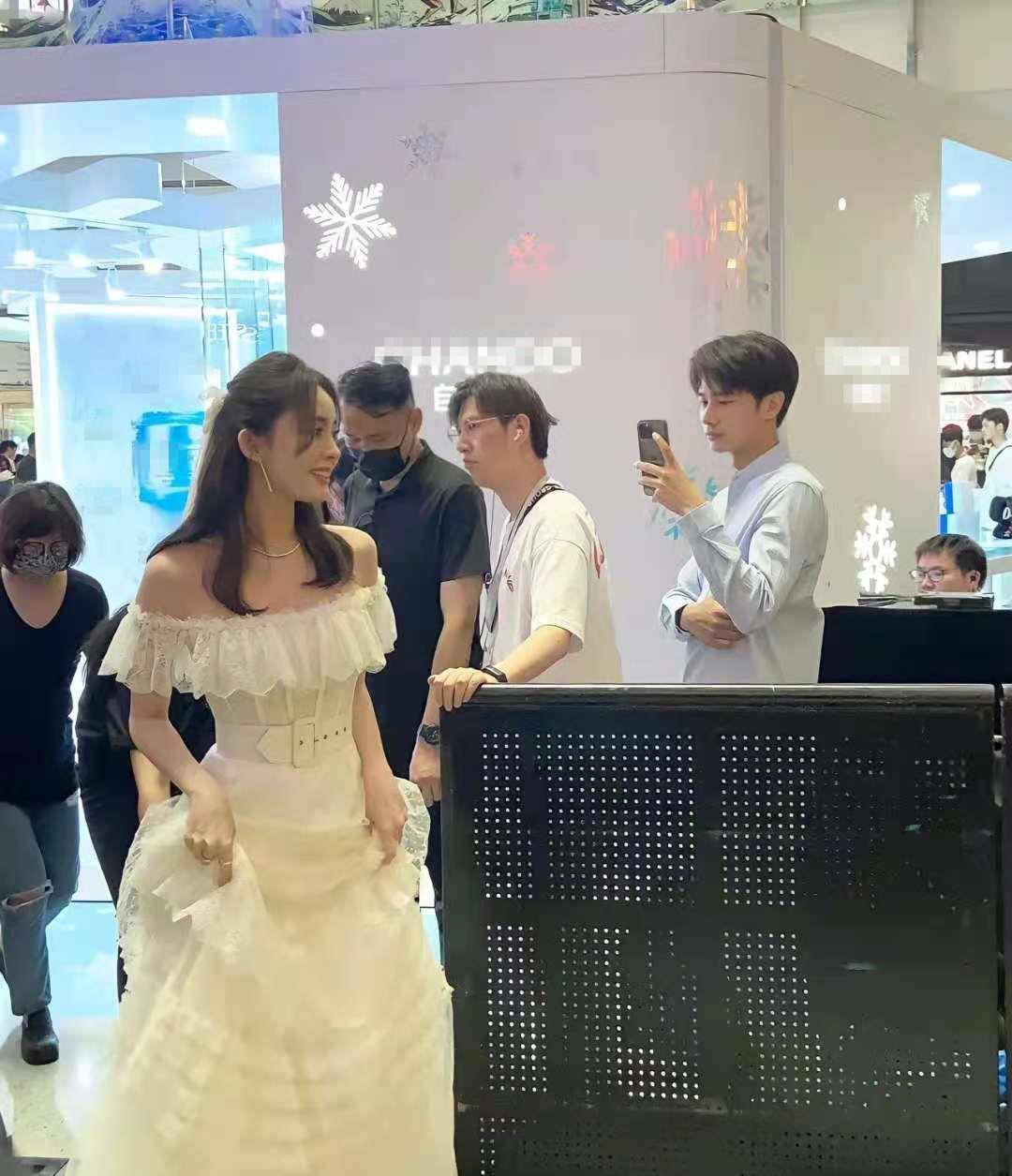 漂亮|古力娜扎现身商场活动，一袭抹胸白裙亮相吸引粉丝眼光