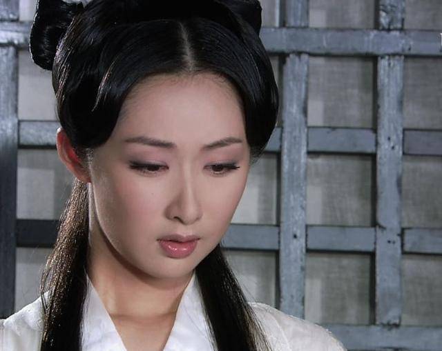 因为|和万茜郭京飞是同学,演过《回家的诱惑》,出道多年她却始终没火